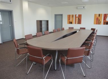 stół i krzesła konferencyjne