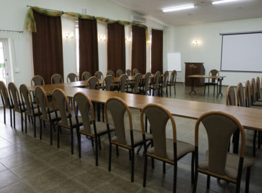 wyposażenie sali konferencyjnej - stoły i krzesła konferencyjne