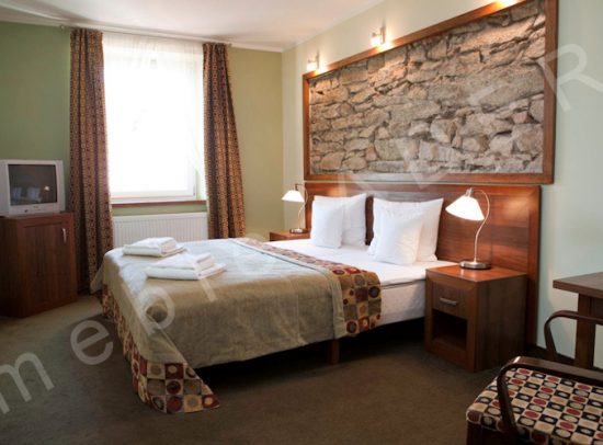 Łóżko hotelowe na ramie drewnianej, meble hotelowe, zdjęcia z realizacji -Hotel Ślęża, Sobótka