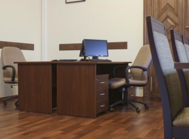meble biurowe biurka na podstawie z płyty